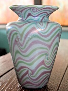 Stunning Vandermark! Vintage 1981 Iridescent King Tut Art Glass Vase Signed